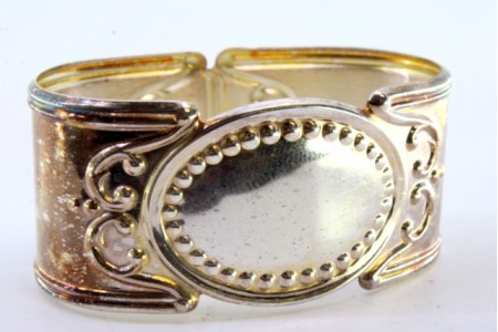 Argola de guardanapo em prata com relevos envolvendo cartela para monograma.